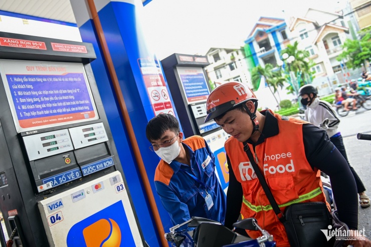 Một tài xế xe công nghệ cho hay, anh sẽ trải nghiệm thử xăng E10 trong 1 tuần tới. Nếu xe chạy tốt, anh mới quyết định chuyển hoàn toàn qua xăng sinh học để góp phần bảo vệ môi trường.