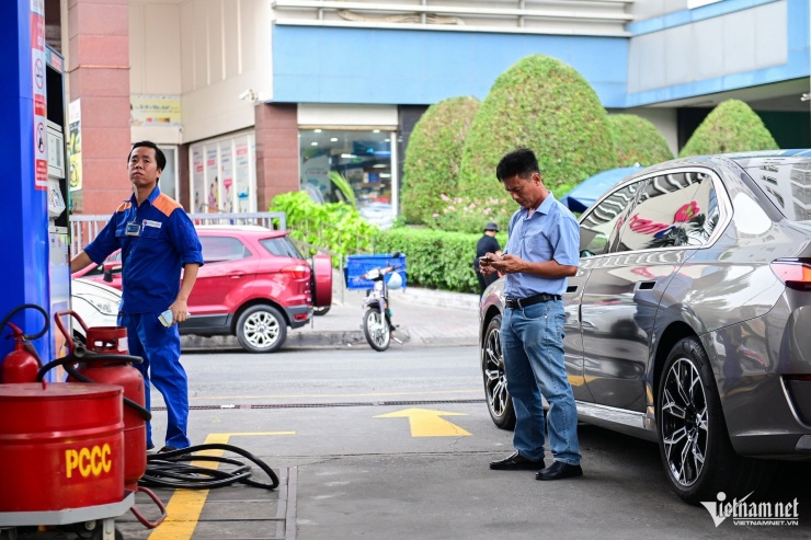 Bán xăng E10: Giá thấp hơn RON 95 là 700 đồng/lít, khách luôn hỏi ‘xăng có tốt không' - 3