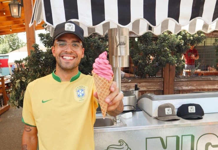 Dù không học đại học, Nico Vergara vẫn gặt hái thành công vang dội khi lựa chọn con đường khởi nghiệp từ món kem trái cây. Ảnh: Instagram Nicosicecream