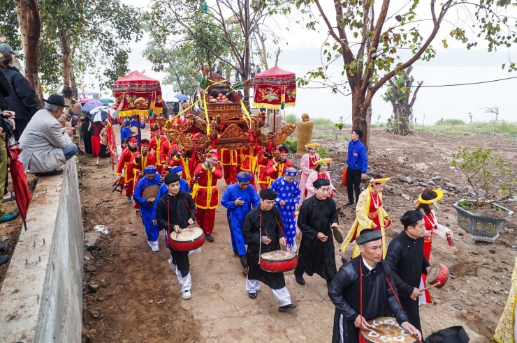 Độc đáo lễ rước nước giữa sông Hồng ở làng gốm cổ - 2