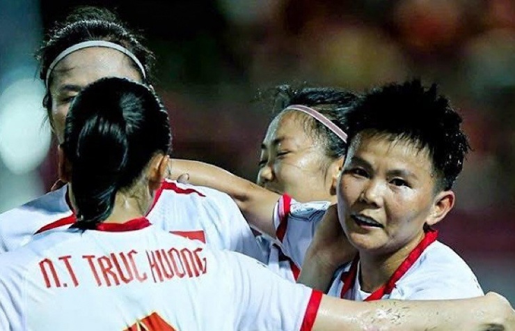 Tiền vệ tuyển nữ Việt Nam rời sân bằng xe cấp cứu - 2