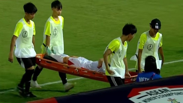 Dương Thị Vân được cáng ra sân sau chấn thương