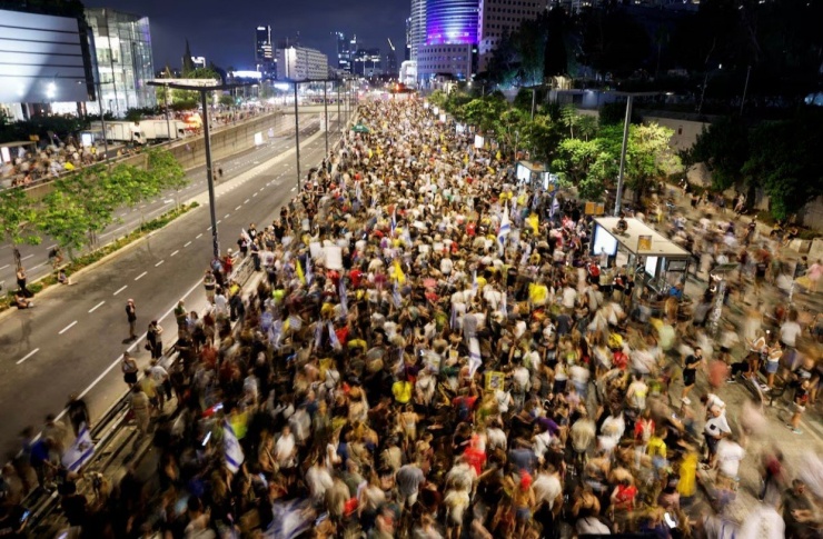 Hình ảnh cuộc biểu tình ở Tel Aviv tối 9/8. (Ảnh: Reuters)