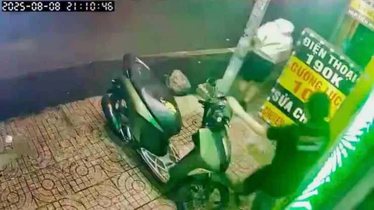 Nhân viên cửa hàng đuổi theo và truy hô. Ảnh cắt từ clip