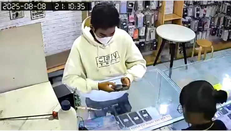 Nam thanh niên vào cửa hàng hỏi mua điện thoại sau đó lợi dụng sơ hở của nhân viên rồi giật chạy mất. Ảnh cắt từ clip