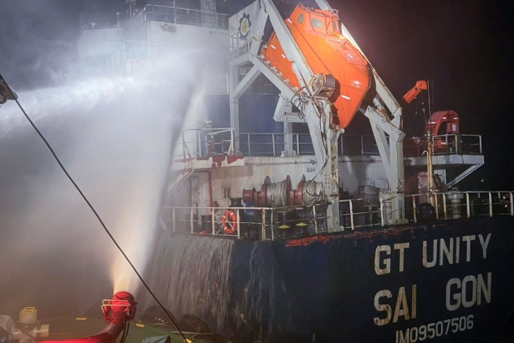 Rời cảng Cái Mép - Thị Vải đêm 8/8, nhưng do sóng lớn, sau hơn một ngày tàu Sky 1 mới tới hiện trường. Khi tiếp cận, tàu GT Unity còn bốc khói âm ỉ. Các thuyền viên tàu cứu hộ kích hoạt hệ thống phun nước công suất lớn làm mát khu vực cháy của tàu gặp sự cố.