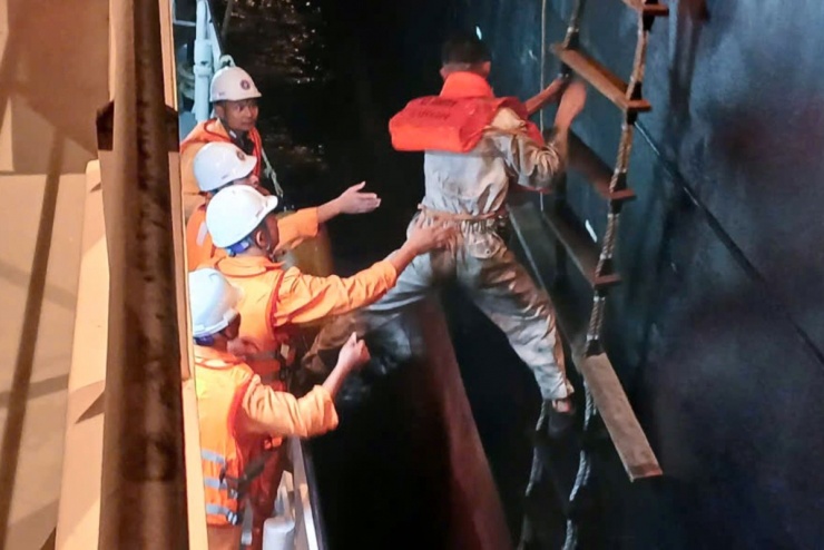 Đến tối cùng ngày, toàn bộ thuyền viên được chuyển sang tàu SAR 413 (thuộc Trung tâm Phối hợp tìm kiếm, cứu nạn hàng hải Việt Nam) đưa về bờ lúc 3h ngày 9/8.