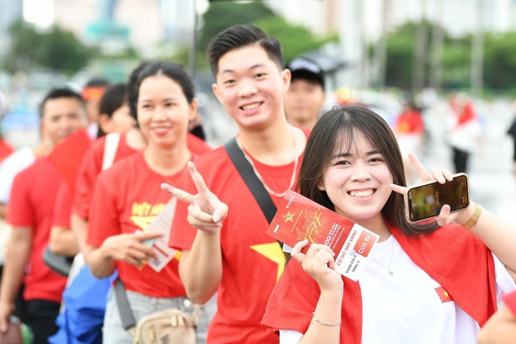 Khán giả thích thú khi được vào sớm.
