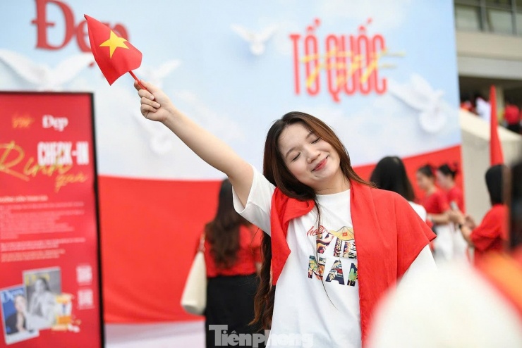 Từ trưa 10/8, nhiều nơi ở khu vực nội thành Hà Nội đổ mưa lớn. Cơn mưa kéo dài đến chiều nhưng không ngăn được khán giả đổ về sân vận động Mỹ Đình tham gia concert quốc gia Tổ quốc trong tim. Khoảng 17h, trời hửng nắng, thời tiết mát mẻ.