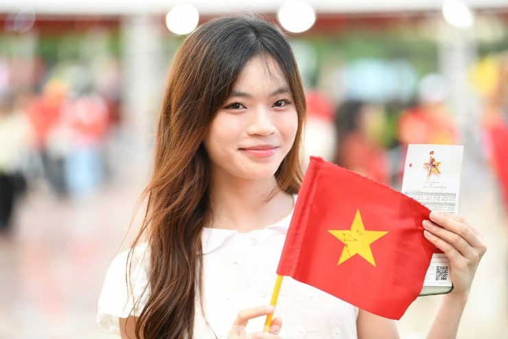 Khán giả check-in cùng vé miễn phí và cờ Tổ quốc. Vé tham dự miễn phí được thiết kế độc đáo, in bản chép tay gốc ca khúc Tiến quân ca của nhạc sĩ Văn Cao. Trước sân vận động, nhiều người đem những lá cờ nhỏ bày bán, giá khoảng 10.000 đồng/chiếc.