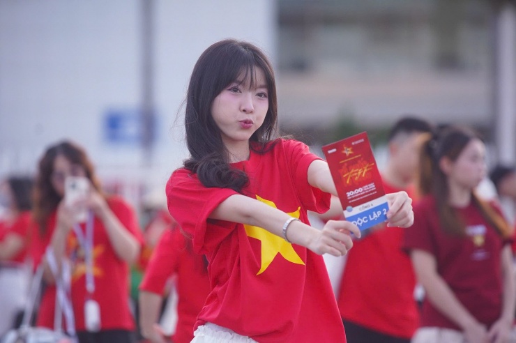 Concert quốc gia Tổ quốc trong tim tạo nên cơn sốt vé. Chỉ trong 9 phút mở cổng đăng ký vé online, 3 triệu yêu cầu gửi về khiến hệ thống sập. Hàng chục nghìn vé miễn phí được phân bổ cho người dân. Chương trình dự kiến thu hút 50.000 khán giả.