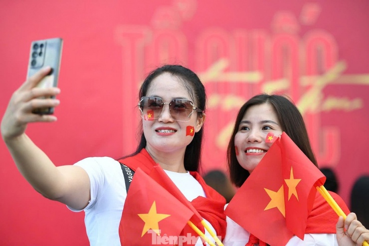 Khu vực check-in mở từ 15h-20h, tránh tình trạng lượng người quá đông đổ dồn về sân trong một thời gian ngắn. Khán đài sân Mỹ Đình được bố trí thành bốn phân khu mang tên: Độc lập, Tự do, Hạnh phúc và Cờ đỏ sao vàng.