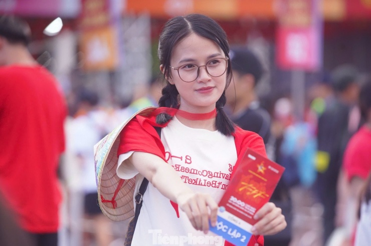 Khán giả check-in với chiếc vé ở khu vực Độc lập 2.