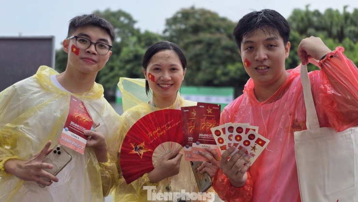 Từ khoảng 17h, giao thông quanh khu vực sân Mỹ Đình xuất hiện tình trạng tắc nghẽn. Trời mưa khiến các phương tiện di chuyển chậm, một số tuyến phố ùn ứ kéo dài. Khán giả đều mang theo áo mưa giấy khi vào sân.