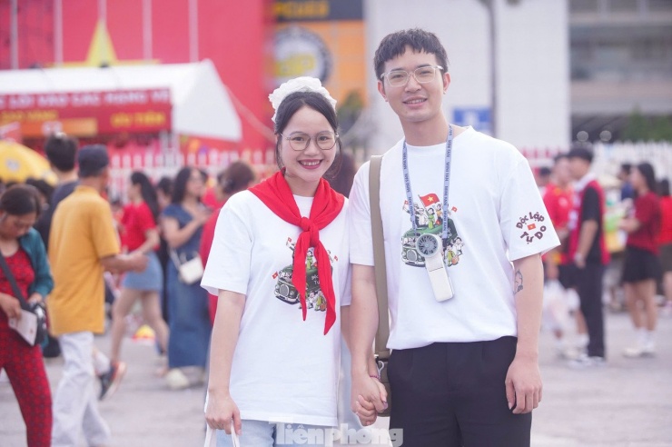 Đôi bạn Thành Đạt - Hiểu Lan vượt quãng đường khoảng 100 km từ Phú Thọ đến Hà Nội. Cả hai có mặt ở điểm tổ chức concert khoảng vài giờ trước khi chương trình bắt đầu. Thành Đạt (phải) cho biết cố gắng săn vé vì muốn hòa mình vào chương trình lan tỏa lòng yêu nước, hướng đến dịp đại lễ của cả dân tộc. "Hành trình săn vé miễn phí không dễ. Nhờ yếu tố may mắn, chúng tôi đã cầm trên tay chiếc vé concert", Thành Đạt chia sẻ với Tiền Phong .