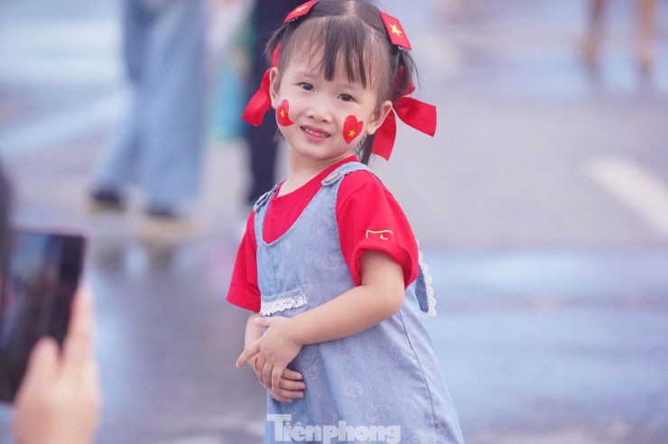 Nhiều phụ huynh đưa trẻ em đến cổng sân vận động Mỹ Đình tận hưởng không khí concert. Tuy nhiên theo quy định của ban tổ chức, chương trình chỉ dành cho người từ 14 tuổi trở lên.