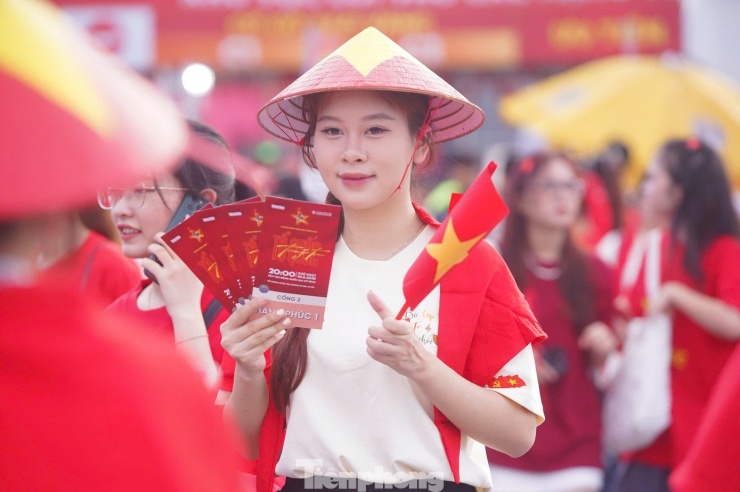 Ban tổ chức khuyến khích khán giả mặc áo cờ đỏ sao vàng khi tham gia chương trình.