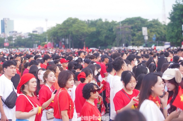 Dòng người chờ vào sân xem concert.