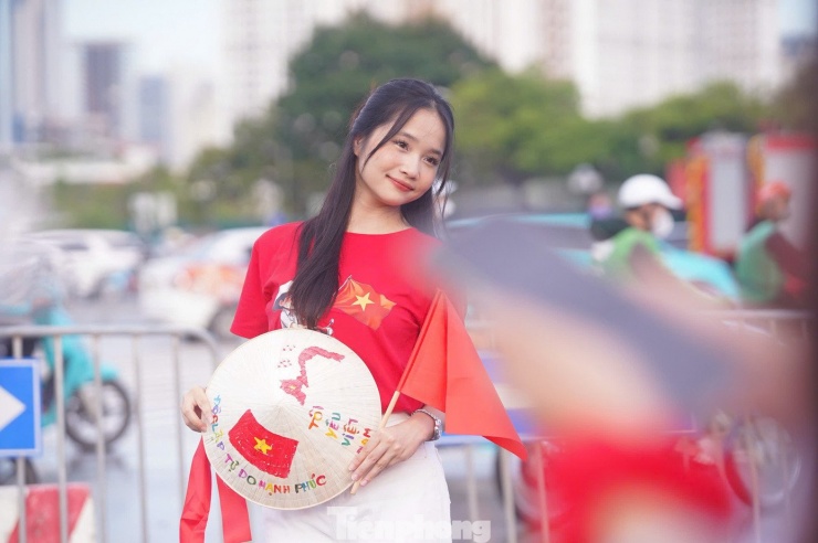 Phụ kiện như cờ, miếng dán, nón... được yêu thích.