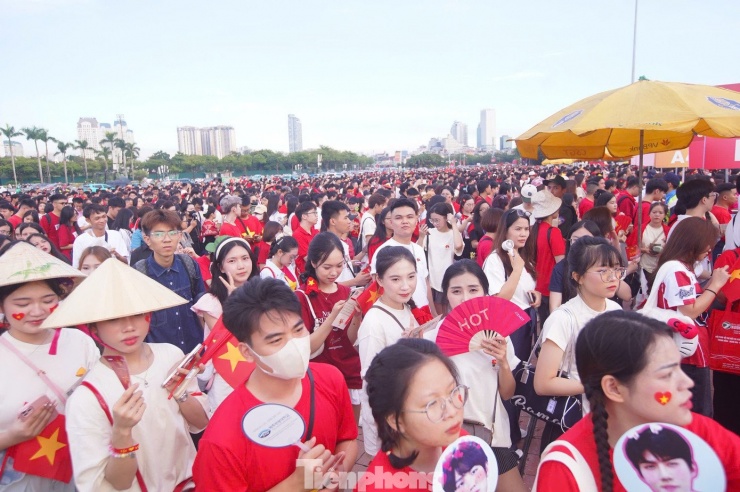 Trước giờ diễn ra concert, cổng sân Mỹ Đình và các con phố quanh sân như Lê Quang Đạo, Lê Đức Thọ được phủ đỏ.
