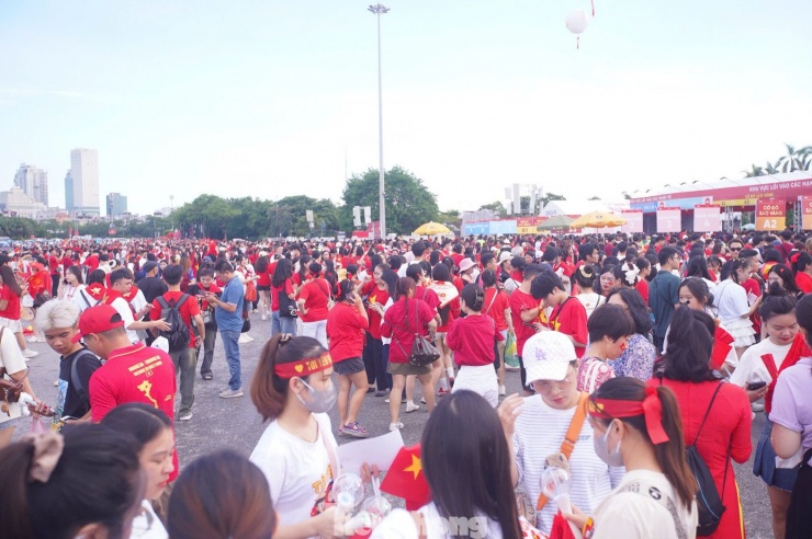 Điểm nhấn đặc biệt của Tổ quốc trong tim là sự xuất hiện của 68 quân nhân thuộc Trường Sĩ quan Lục quân 1. Họ là những người từng đại diện cho Quân đội nhân dân Việt Nam tham gia Lễ duyệt binh tại Quảng trường Đỏ (Moscow, Nga). Khán giả được nghe giọng hát của NSND Thu Huyền, NSƯT Đăng Dương, các ca sĩ Phạm Thu Hà, Tùng Dương, Võ Hạ Trâm, Hà Lê…