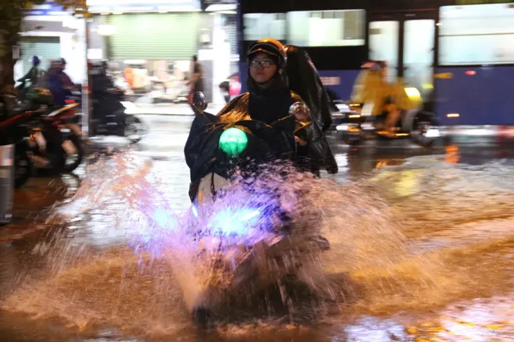 Đường Đặng Thị Rành ngập nửa bánh xe.