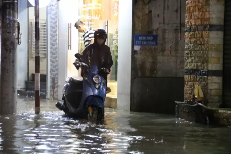 Xe chết máy, người dân dẫn bộ lên vỉa hè.