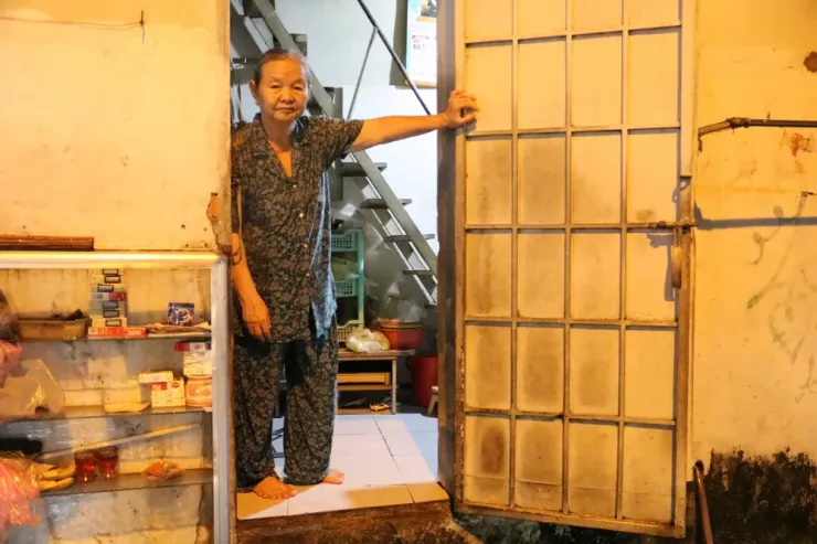 Không chỉ các tuyến đường chính, nhiều hẻm nhỏ và khu dân cư cũng chịu chung cảnh ngập úng. Nước mưa tràn vào tận nhà dân, quán xá, ảnh hưởng đến đời sống thường nhật và hoạt động buôn bán của người dân địa phương.