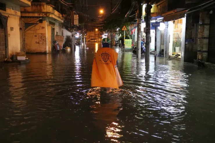 Ghi nhận của PLO, các tuyến đường như Đặng Thị Rành, Nguyễn Duy Trinh, Linh Đông, Tô Ngọc Vân… đều trong tình trạng ngập sâu, có nơi nước dâng tới hơn nửa bánh xe máy. Nhiều phương tiện chết máy giữa dòng nước, người dân phải bì bõm dắt bộ hết sức khó khăn.