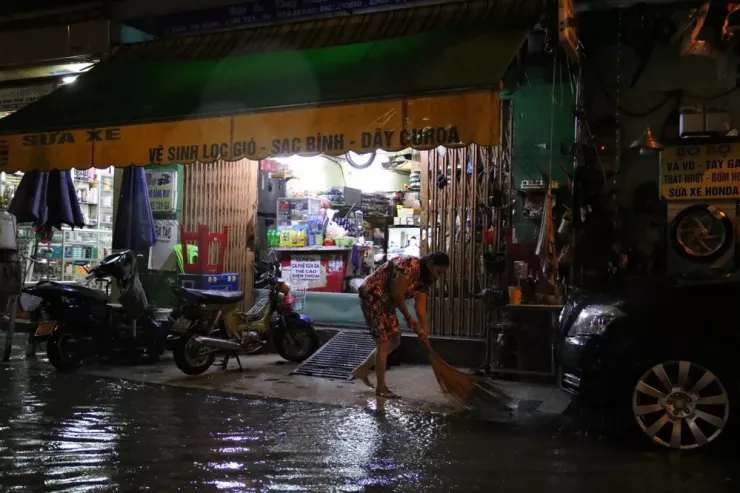 Nhiều tuyến đường ở TP.HCM ngập nặng tối cuối tuần - 5