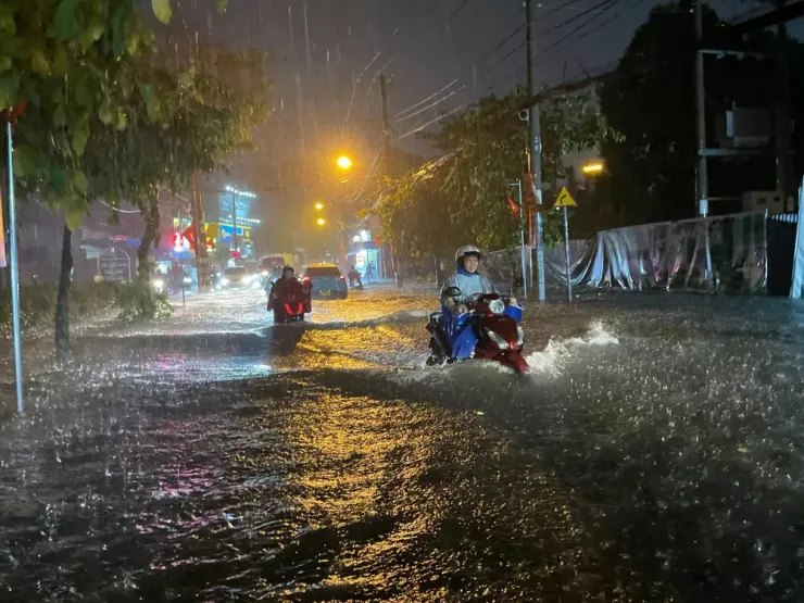 Nhiều tuyến đường ở TP.HCM ngập nặng tối cuối tuần - 10