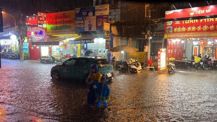 Đường Nguyễn Duy Trinh ngập sâu.