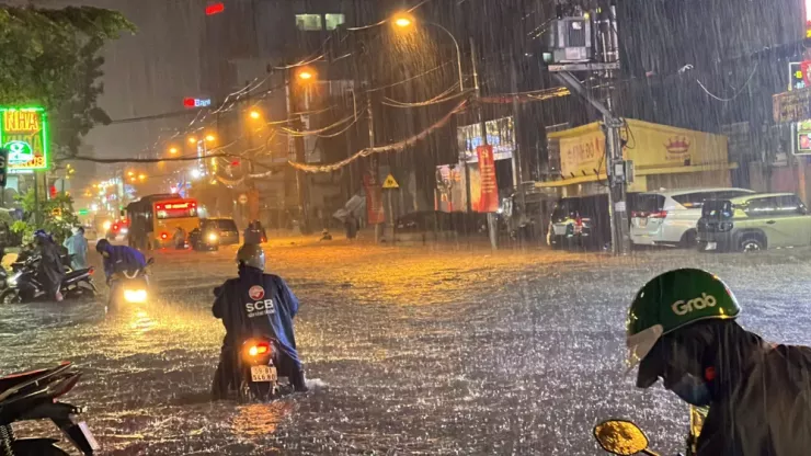 Tại đường Đặng Thị Rành, bà Bùi Bích Liên, chủ một quán cơm bình dân chia sẻ: “Cứ mưa lớn là ngập, năm nào cũng vậy. Quán tôi thường bán từ sáng tới khuya, nhưng hễ có mưa là đóng cửa sớm vì không ai tới ăn, ai cũng tránh đường ngập. Chúng tôi đã nhiều lần kiến nghị lên chính quyền để sớm có giải pháp chống ngập, cải thiện hệ thống thoát nước”.