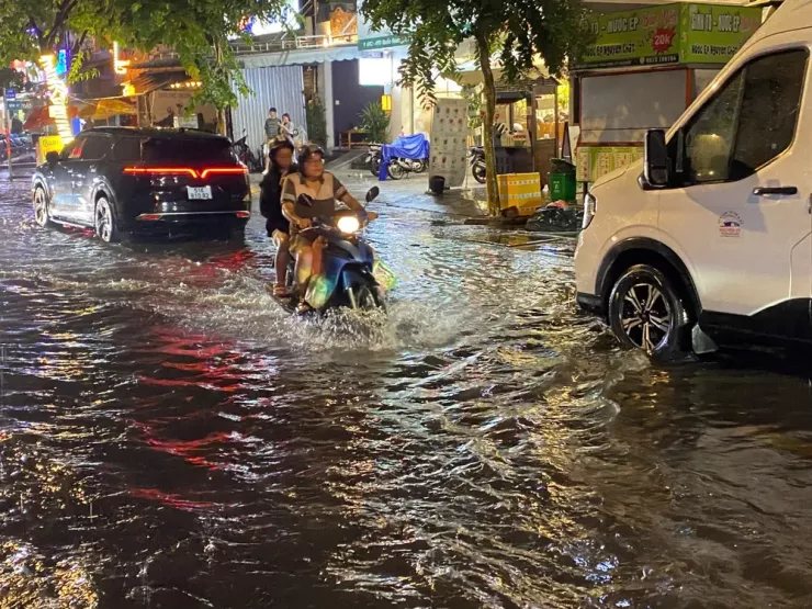 Đường Quốc Hương nước lênh láng.