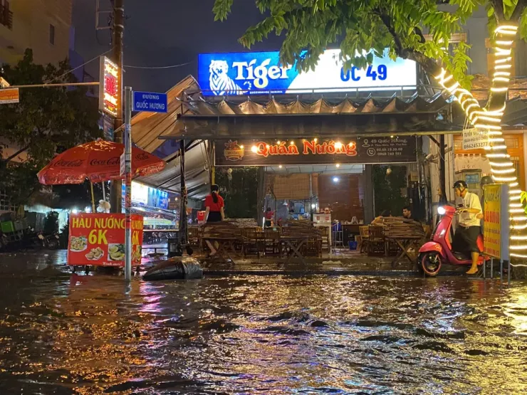 Nhiều xe máy chết máy giữa đường, người dân phải xuống xe dắt bộ trong dòng nước đen ngòm. Ô tô di chuyển chậm, nhiều tài xế loay hoay quay đầu tránh khu vực ngập.