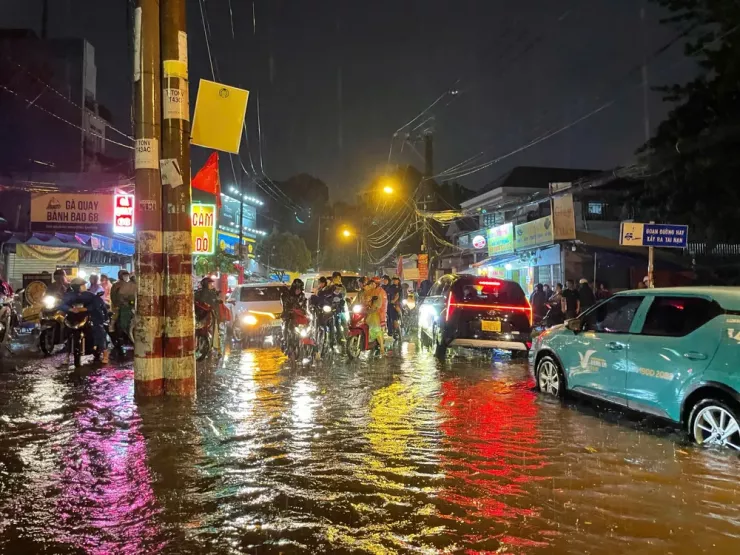 Giao thông hỗn loạn trên đường Tô Ngọc Vân.