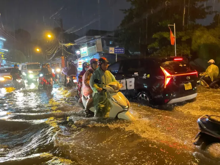 Nhiều tuyến đường ở TP.HCM ngập nặng tối cuối tuần - 15