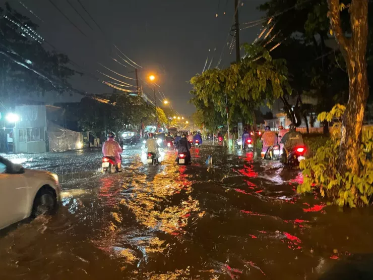 Theo thông tin từ Đài Khí tượng Thủy Văn Nam Bộ, hiện tại ở TP.HCM rãnh áp thấp có trục qua khu vực Bắc Bộ. Gió mùa Tây Nam trên khu vực Nam Bộ hoạt động với cường độ trung bình.