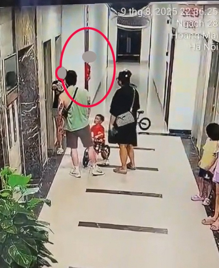 Thanh niên áo đỏ quay vào ngay khi thấy cảnh bạo lực. Ảnh cắt từ clip 