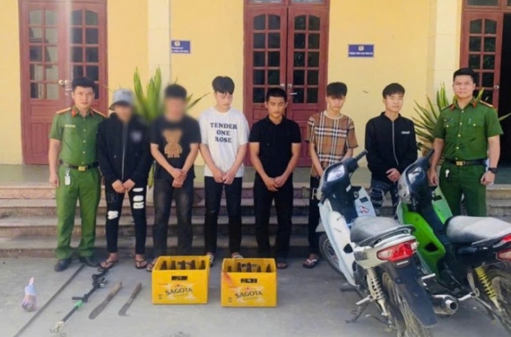 Các đối tượng cùng tang vật bị bắt giữ.