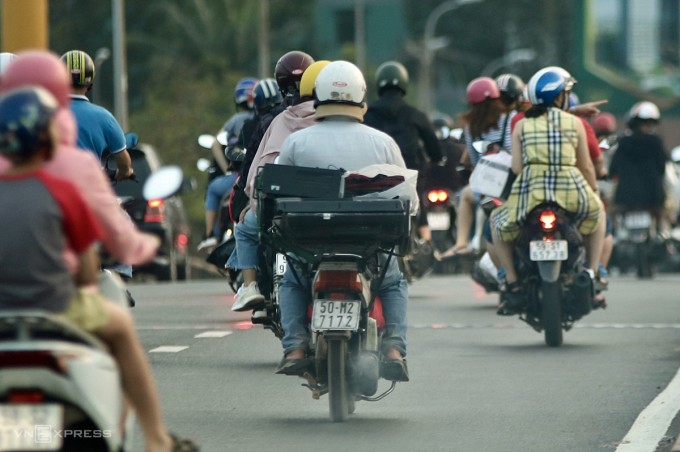 Một xe máy xả khói đen trên cầu Bình Triệu, hướng vào trung tâm TP HCM. Ảnh: Giang Anh