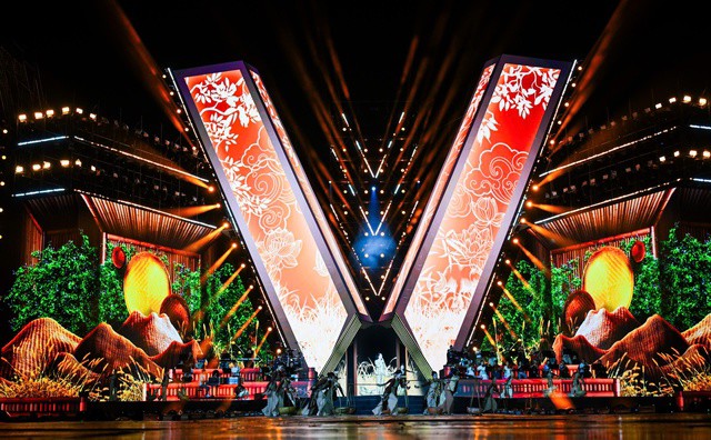 Mỗi khung hình, mỗi tiết mục đều được chăm chút tỉ mỉ, từ thiết kế sân khấu, ánh sáng, kỹ thuật âm thanh cho tới câu chuyện nghệ thuật xuyên suốt.