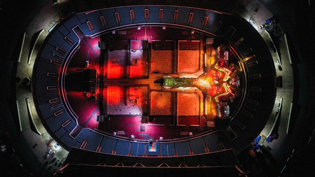 Toàn cảnh sân khấu chương trình Tổ quốc trong tim nhìn từ trên cao.