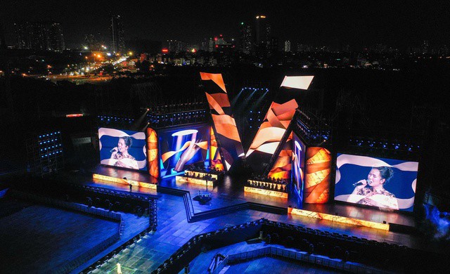 Được tổ chức nhân kỷ niệm 80 năm Cách mạng Tháng Tám thành công và Quốc khánh nước Cộng hòa xã hội chủ nghĩa Việt Nam, một trong những điểm nhấn của chương trình là sân khấu chữ V khổng lồ cao 26m - biểu tượng của Việt Nam và Chiến thắng.