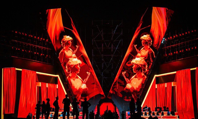 Sân khấu hình chữ V đẹp rực rỡ trong chương trình Tổ quốc trong tim.