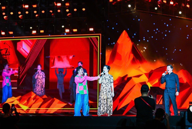 Chương trình có sự tham gia của nhiều nghệ sĩ tên tuổi thuộc nhiều thế hệ.