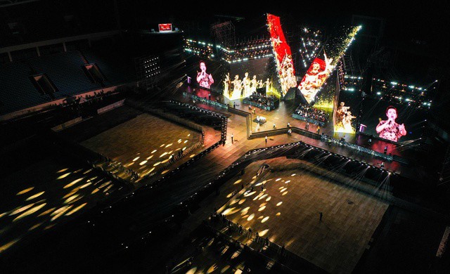 Chương trình sẽ chính thức diễn ra vào 20h ngày 10/8 tại Sân vận động quốc gia Mỹ Đình (Hà Nội). "Concert quốc gia” Tổ quốc trong tim hứa hẹn trở thành bữa tiệc âm nhạc, nghệ thuật, ánh sáng - nơi mọi trái tim Việt Nam cùng chung một nhịp đập tự hào.