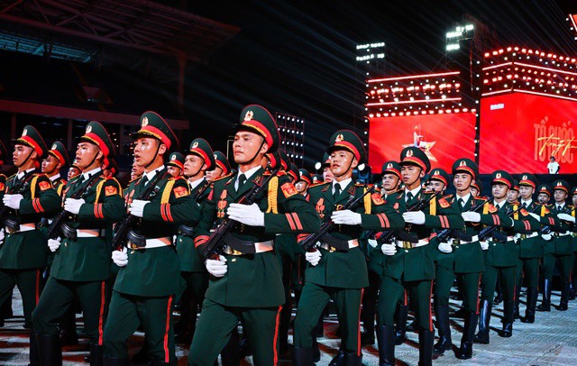 Tổng đạo diễn Đặng Lê Minh Trí cho biết: "Các chiến sĩ xuất hiện ở đây là thể hiện cho sức mạnh Việt Nam, khối đại đoàn kết dân tộc và niềm tự hào khi tiến bước dưới quân kỳ. Các chiến sĩ không tham gia biểu diễn âm nhạc như các nghệ sĩ, họ sẽ xuất hiện trong một phần đặc biệt của chương trình đầy trang nghiêm và giàu cảm xúc”.