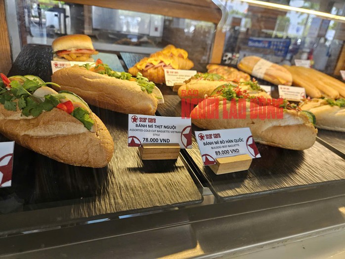 Bánh mì giá khoảng 78.000 đồng trước khu vực nhà ga quốc tế sân bay Tân Sơn Nhất Bánh mì giá khoảng 78.000 đồng trước khu vực nhà ga quốc tế sân bay Tân Sơn Nhất
