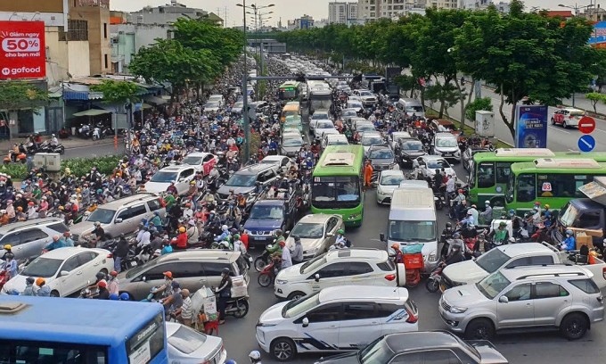 Dòng xe ùn ứ trên đường Phạm Văn Đồng, gần sân bay Tân Sơn Nhất, năm  2024. Ảnh: Hạ Giang  
